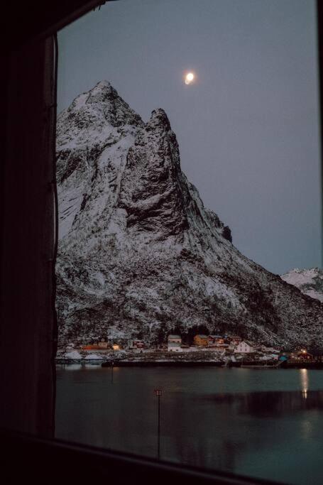 Reine Front View - Mountain & Seaview Villa Buitenkant foto